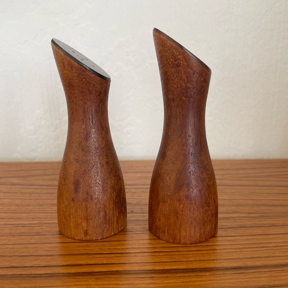 SOLD//Vintage Mid Century Salt & Pepper Shaker Set MCM - Picture 5 of 8